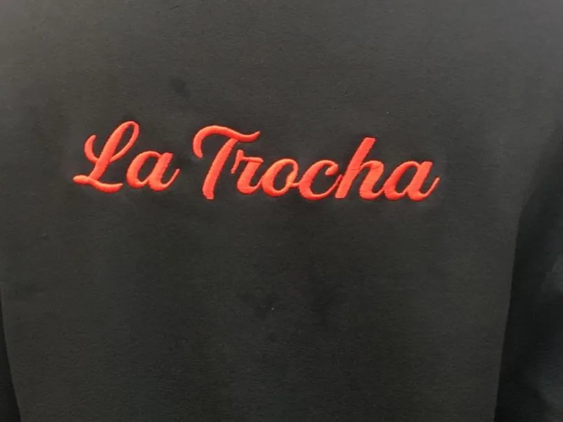 Sudadera con logotipo bordado en espalda alta