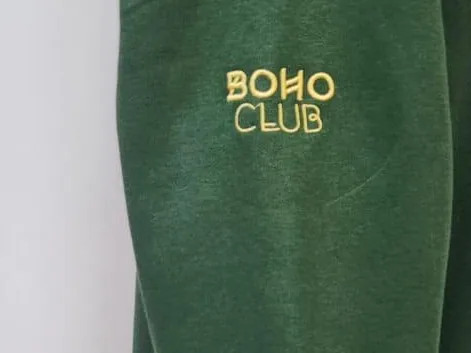 Sudadera con logotipo bordado en manga