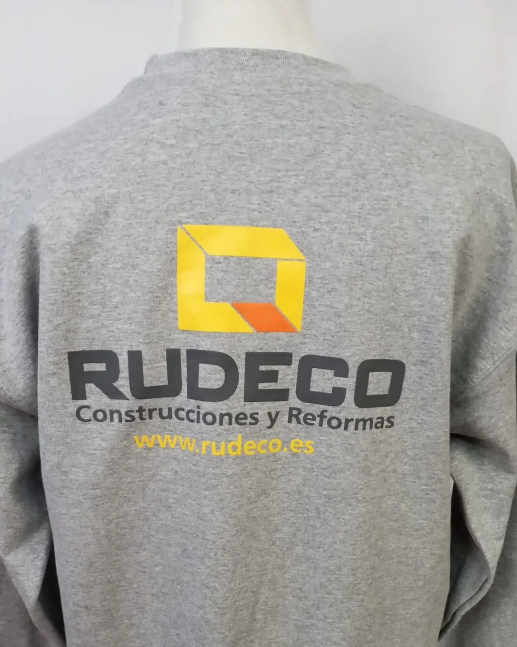 Sudadera con logotipo serigrafiado en el centro
