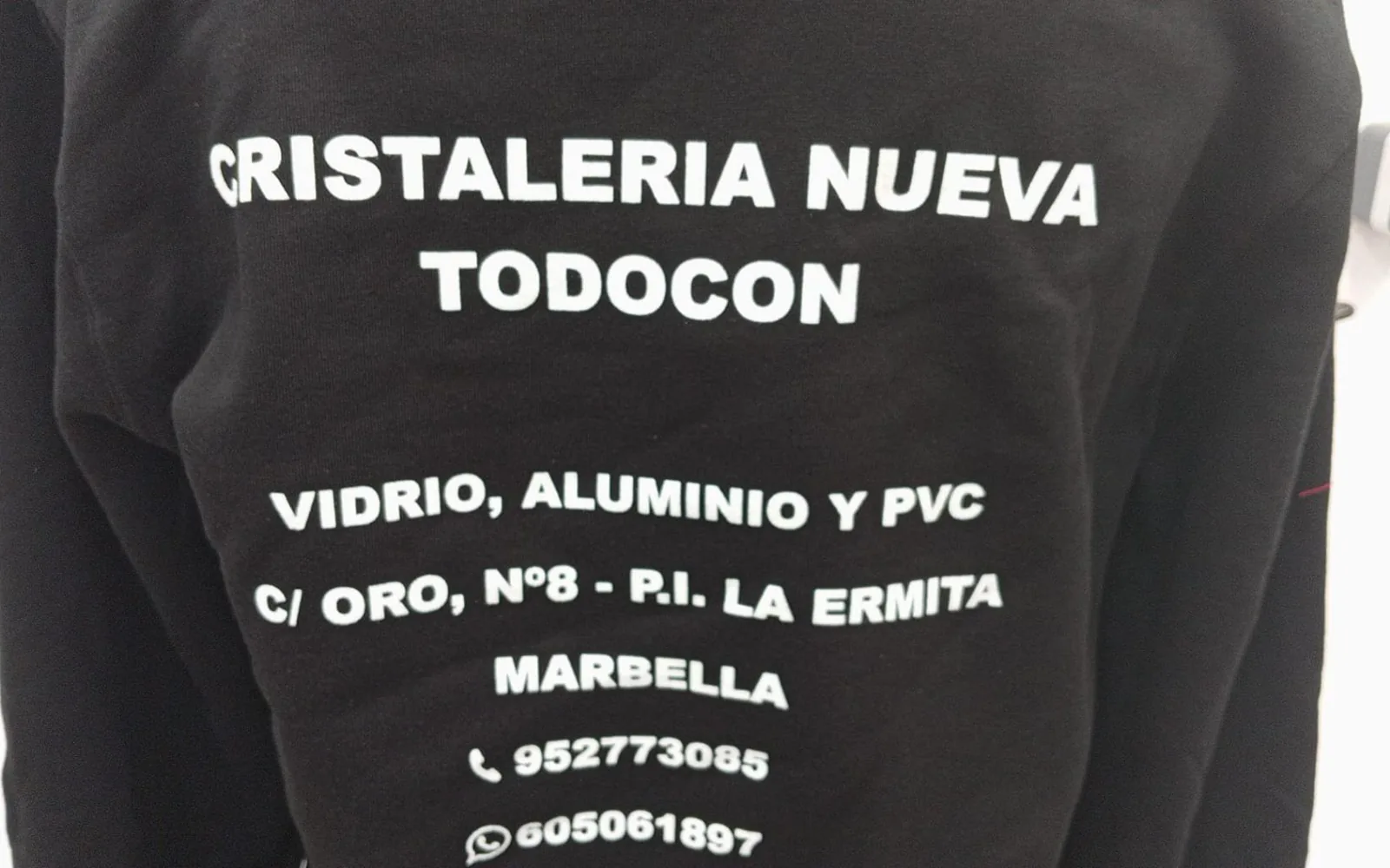 Sudadera con logotipo serigrafiado en el centro