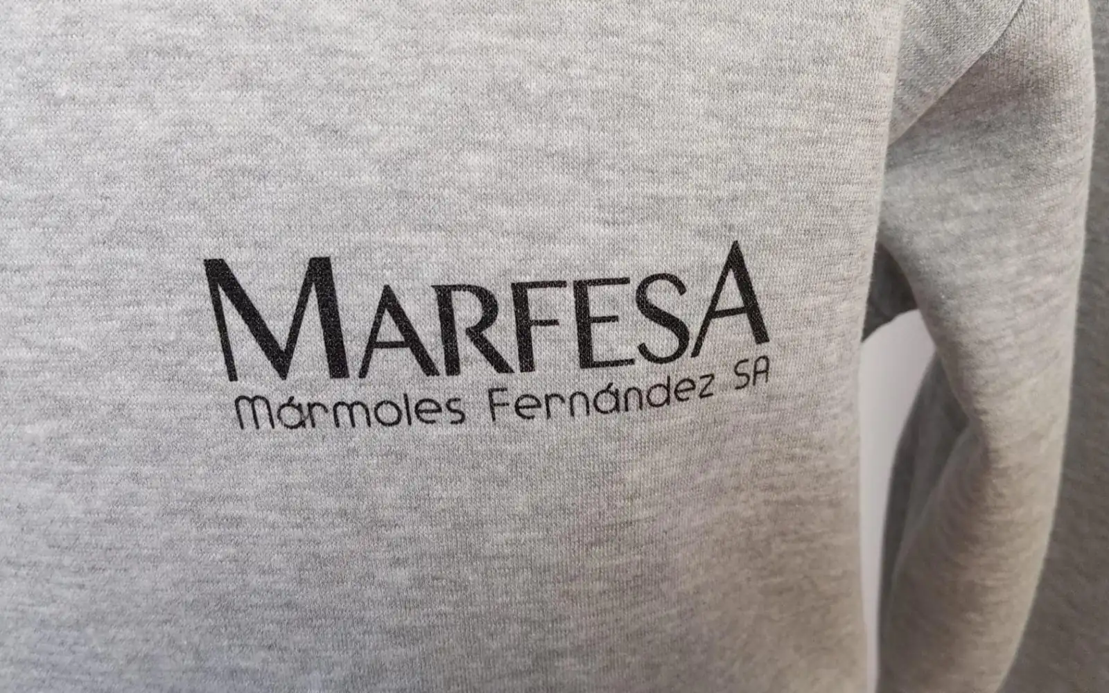 Sudadera con logotipo serigrafiado en el pecho izquierdo
