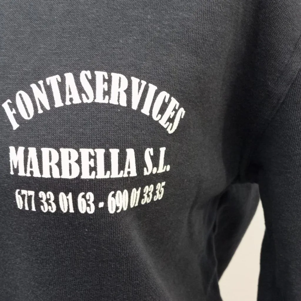 Sudadera con logotipo serigrafiado en el pecho izquierdo