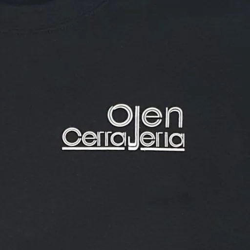 Sudadera con logotipo serigrafiado en el pecho izquierdo