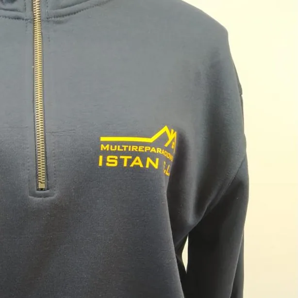 Sudadera con logotipo serigrafiado en el pecho izquierdo