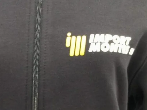 Sudadera con logotipo serigrafiado en pecho izquierdo