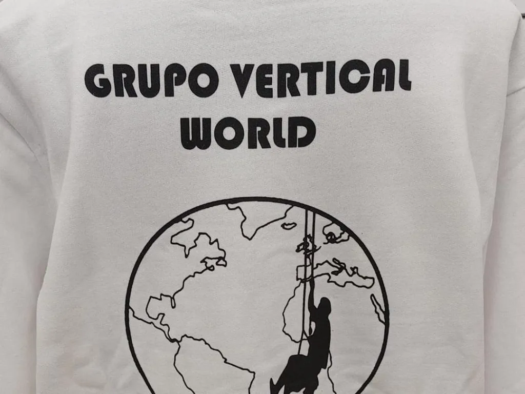 Sudadera con logotipo serigrafiado en espalda alta