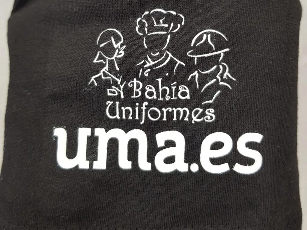 Camiseta con logotipo serigrafiado en manga