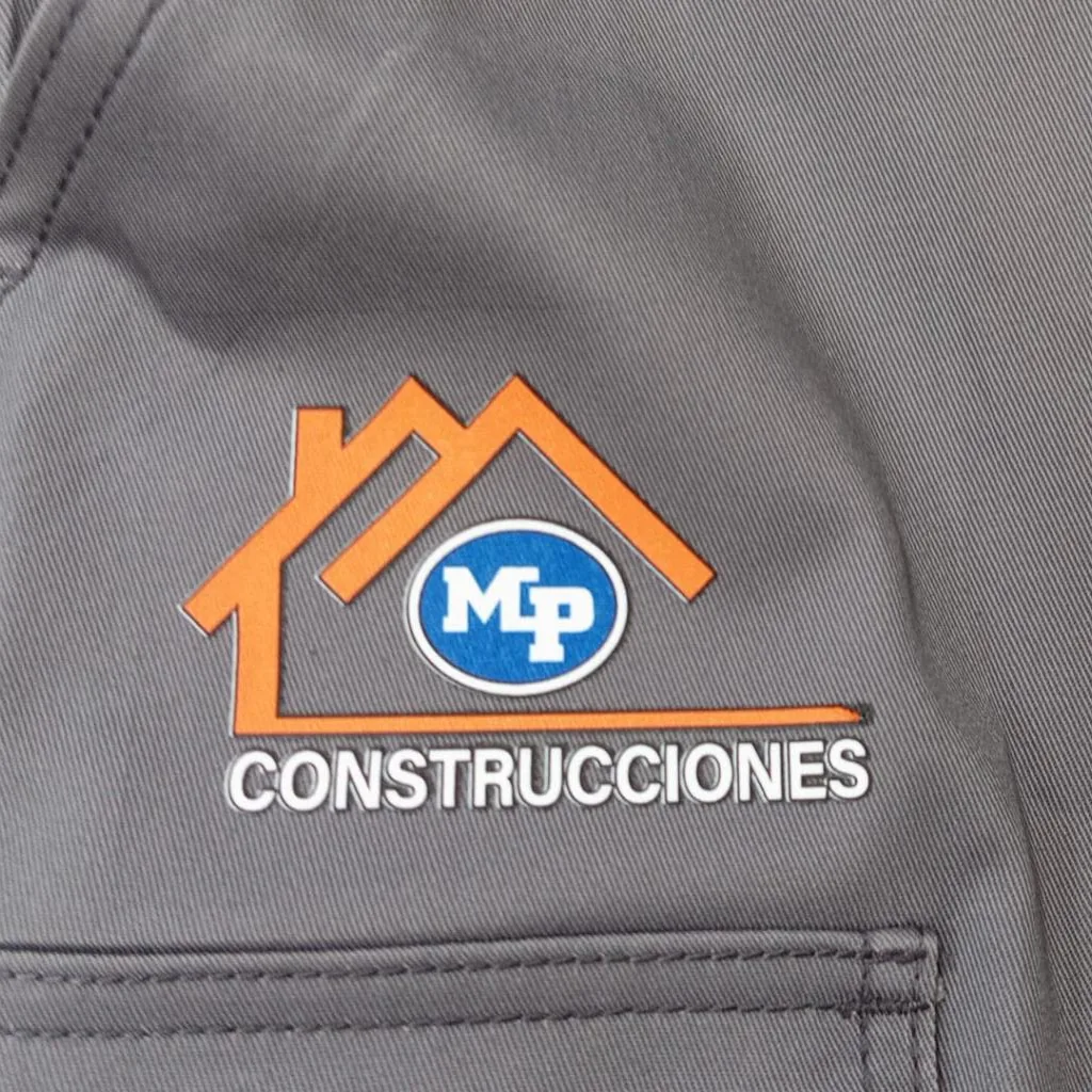 Pantalón con logotipo estampado en DTF en bolsillo bolsillo lateral derecho