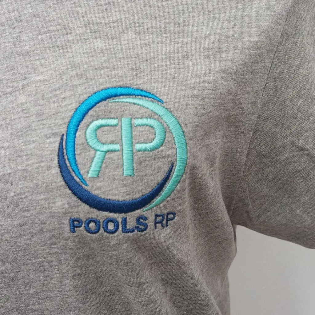 Camiseta con logotipo bordado en el pecho izquierdo