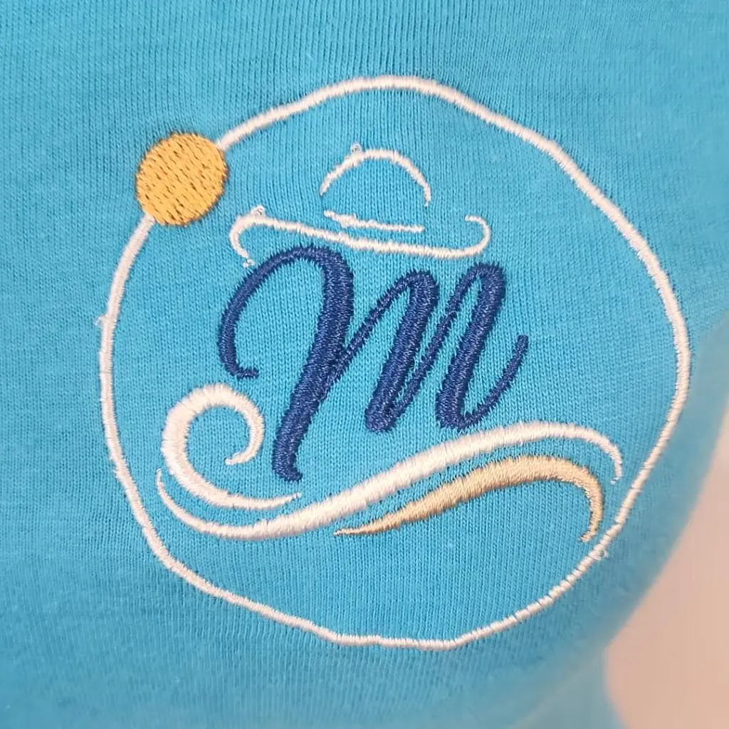 Camiseta con logotipo bordado en el pecho izquierdo