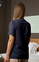 casaca-mujer-mangas-corta-microfibra-boton-rectangular-margarita-espalda-transpirable-114227c-2